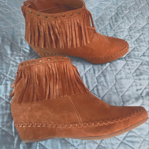 Womens size 10 fringe faux suede booties by Arizona Jeans - Picture 4 of 4